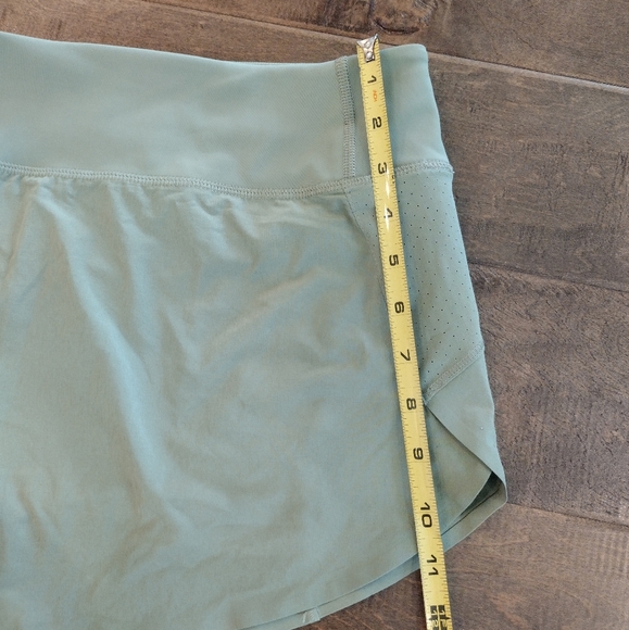 ATHLETA Women's green Run With It 3.5" shorts - XL - Picture 7 of 9